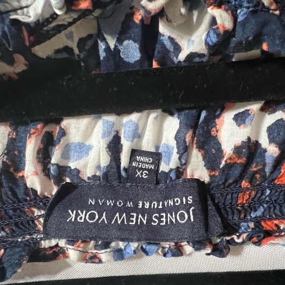 Jones New York Signature Woman blue print top. Elastic neck and waist. Size3X - Picture 6 of 6